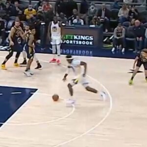 Kevon Looney with a Harden-esque splitting two defenders dribble move 💀
