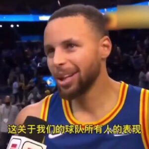 ｜庫里賽後採訪有趣的一幕！追夢在後面比“剪刀手”，這也太可愛了吧！｜