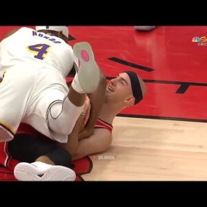 Alex Caruso and Rajon Rondo fighting for a ball 🤭