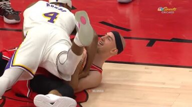 Alex Caruso and Rajon Rondo fighting for a ball 🤭