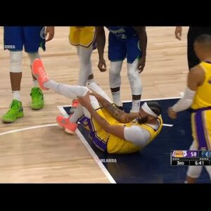 Anthony Davis appears to have suffered a knee injury 😳
