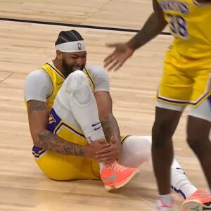 Anthony Davis is down in serious pain and LeBron is scared