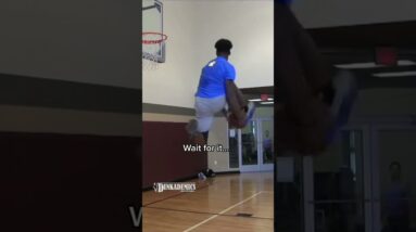 CRAZY OFF THE WALL DUNK!!