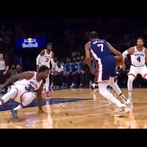 Kevin Durant Made Julius Randle Look Like He Was Slipping On Ice & Then Forgot How To Dribble😂