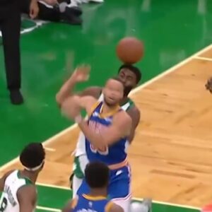 Steph Curry is so unselfish he let Draymond finish that great entry pass 🥶