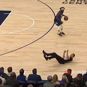 Pat Bev helping the ref get up so that he doesn't call a tech on him later in the game 🤭