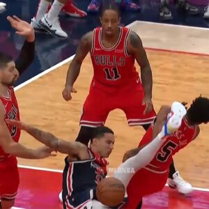 Kyle Kuzma throws an UFC elbow in Derrick Jones' face and then kicks him